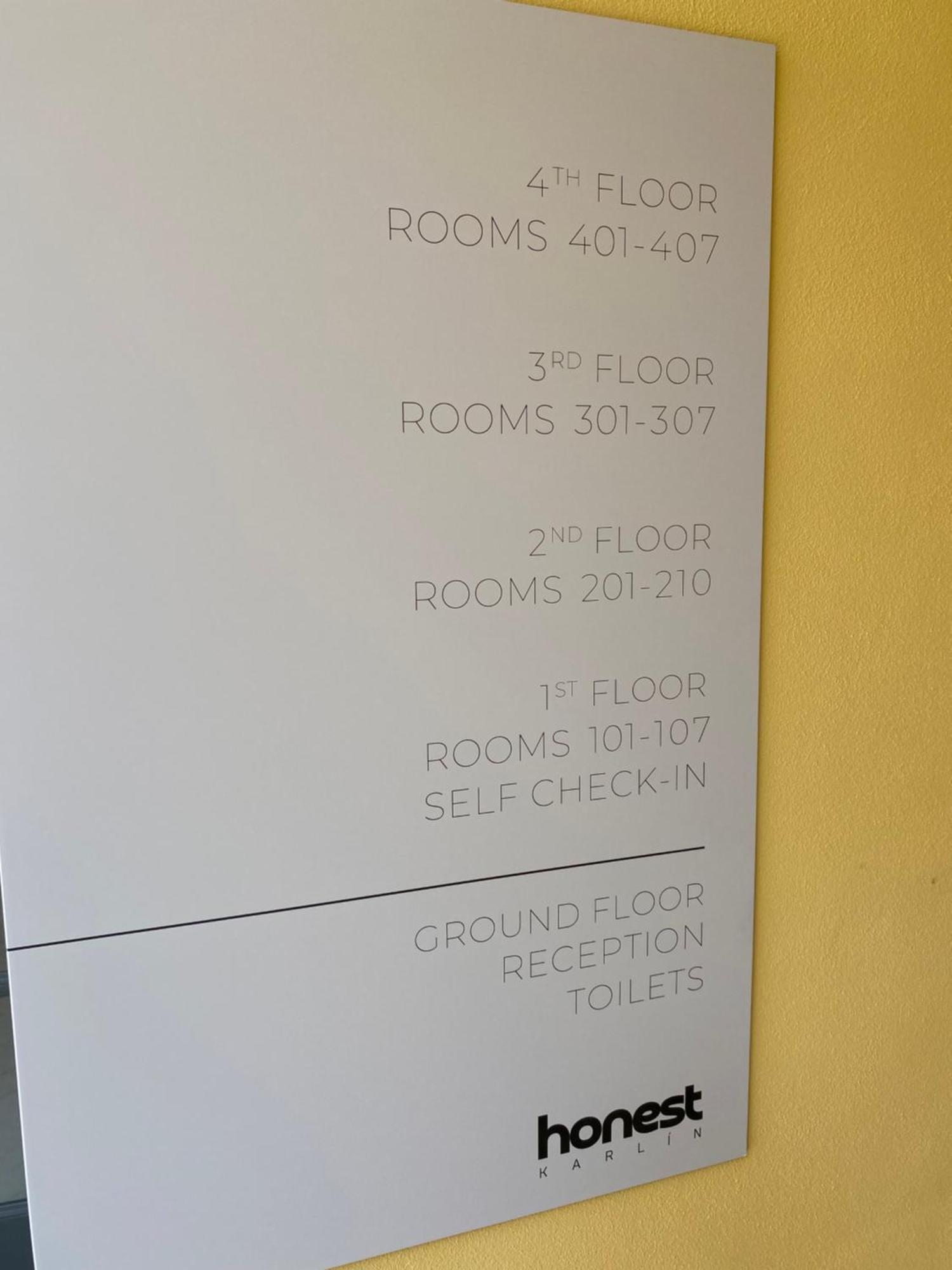 Honest Karlin Aparthotel Прага Екстериор снимка