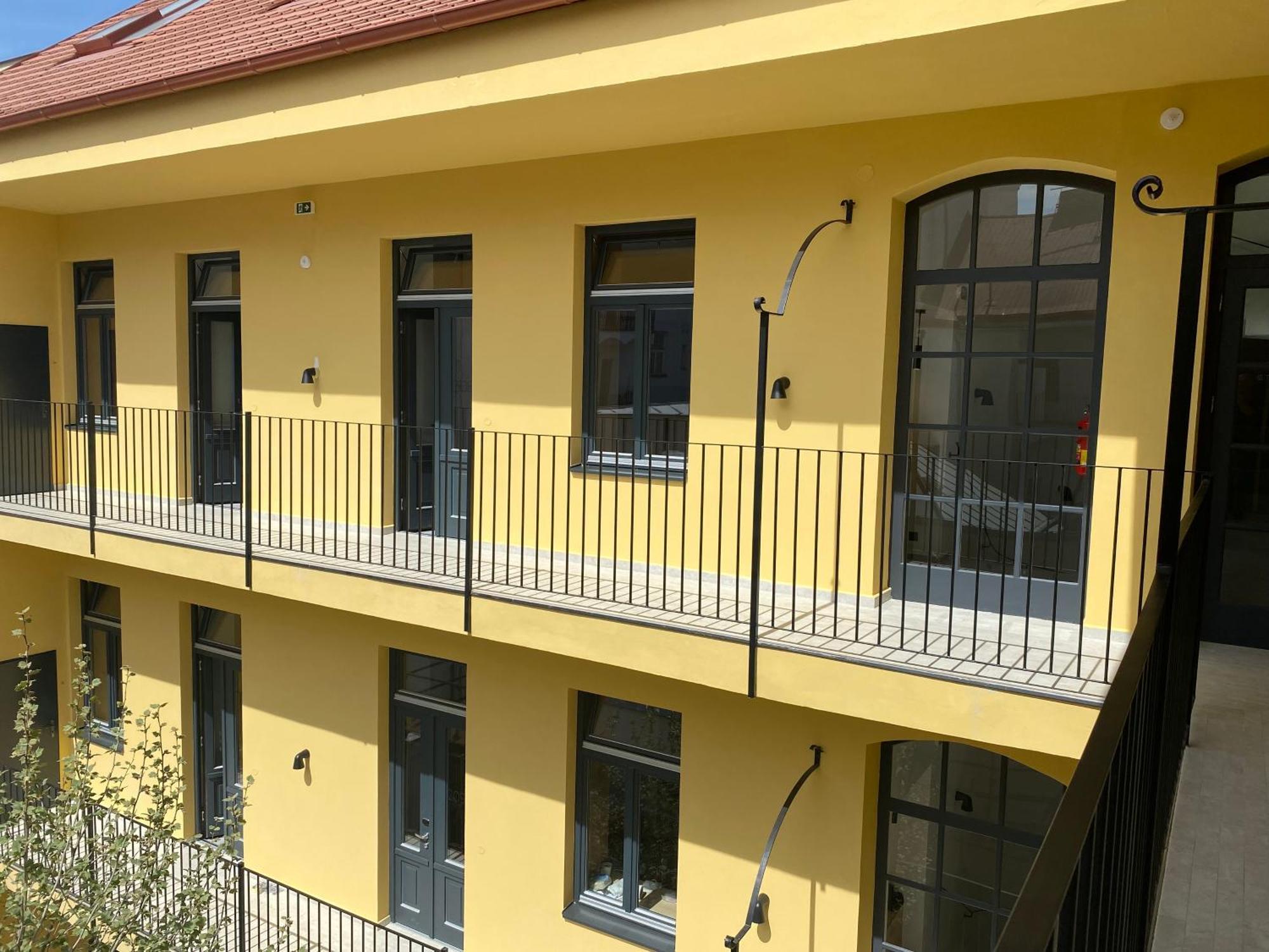Honest Karlin Aparthotel Прага Екстериор снимка