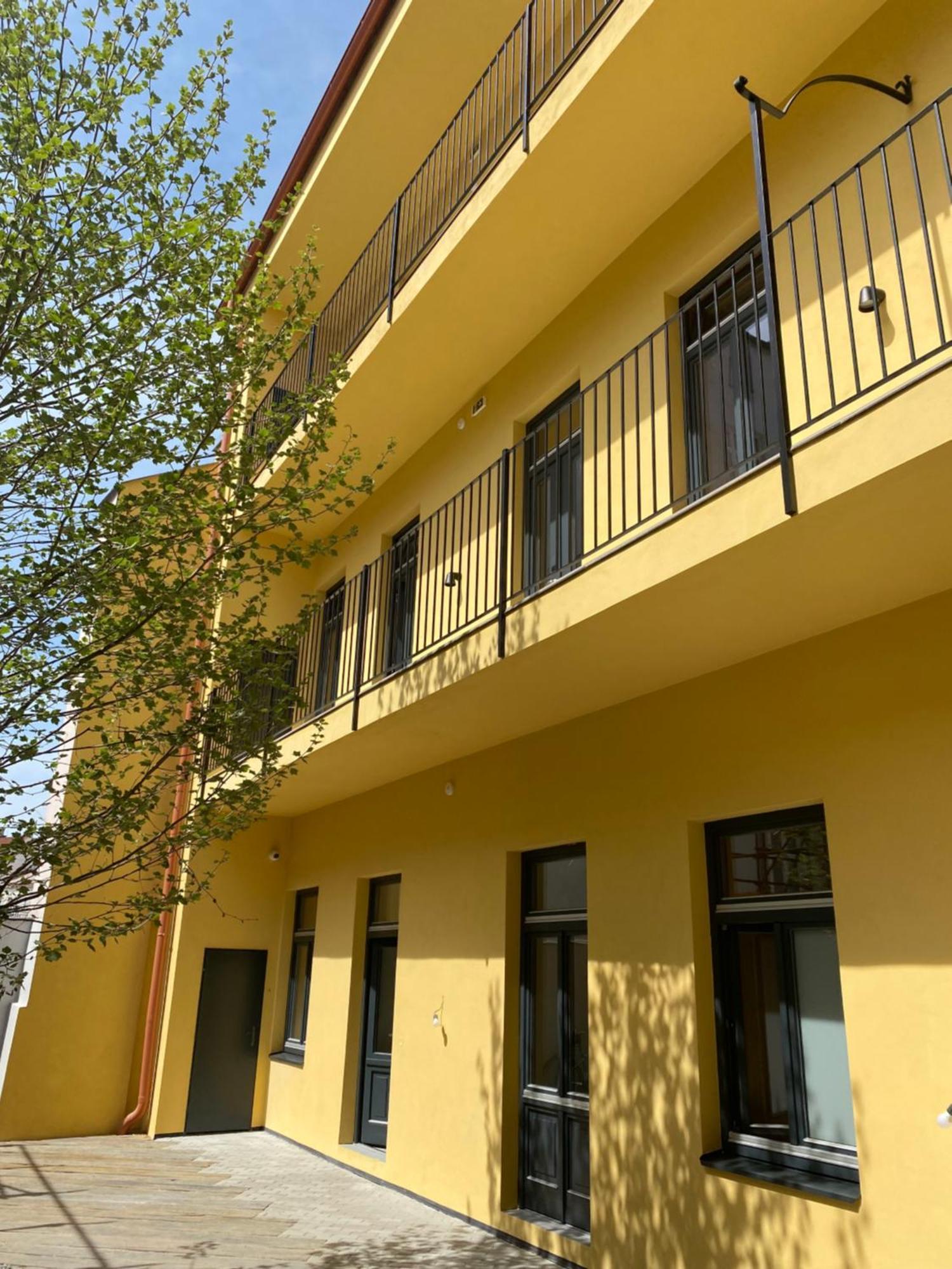 Honest Karlin Aparthotel Прага Екстериор снимка