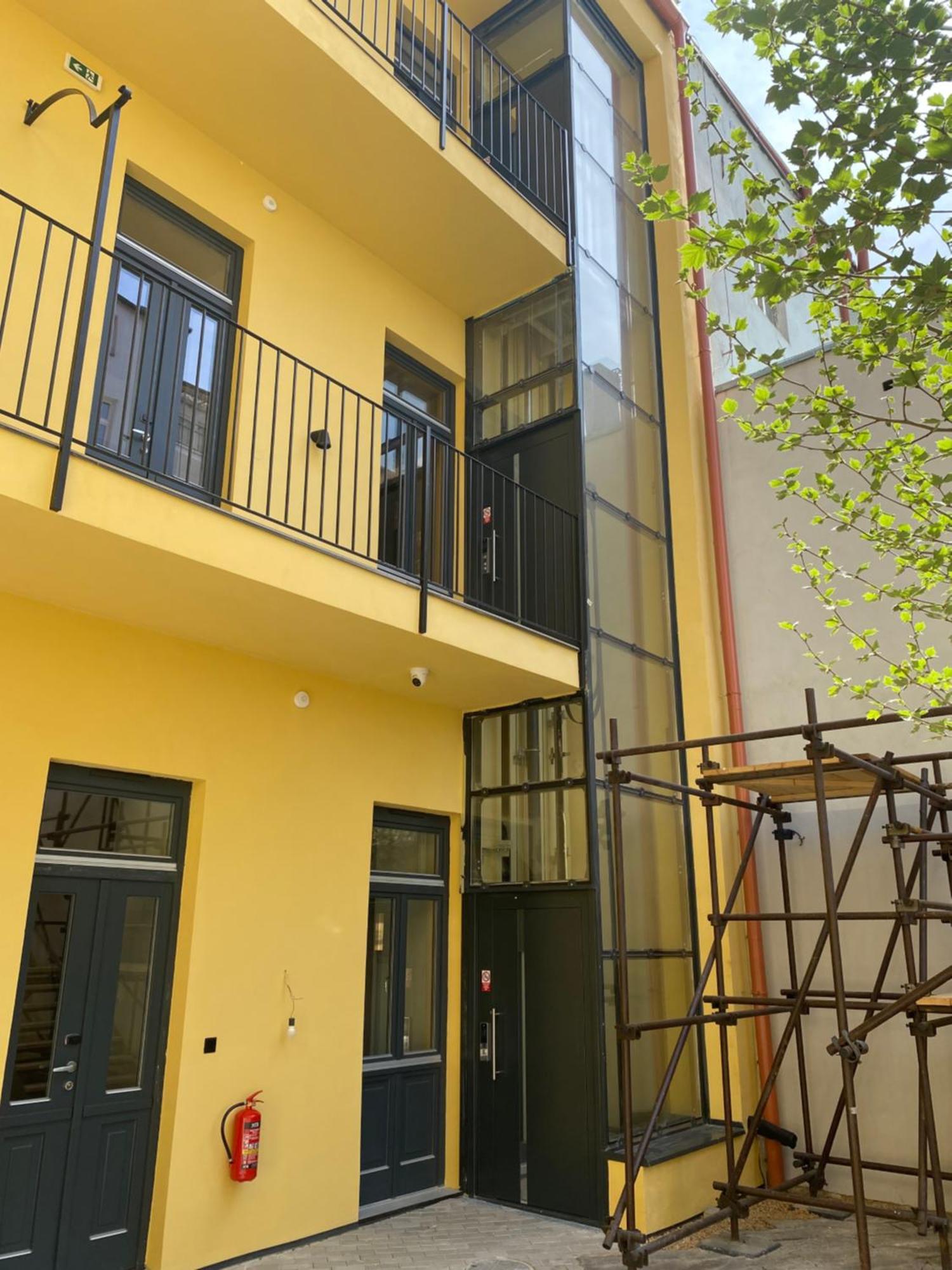 Honest Karlin Aparthotel Прага Екстериор снимка