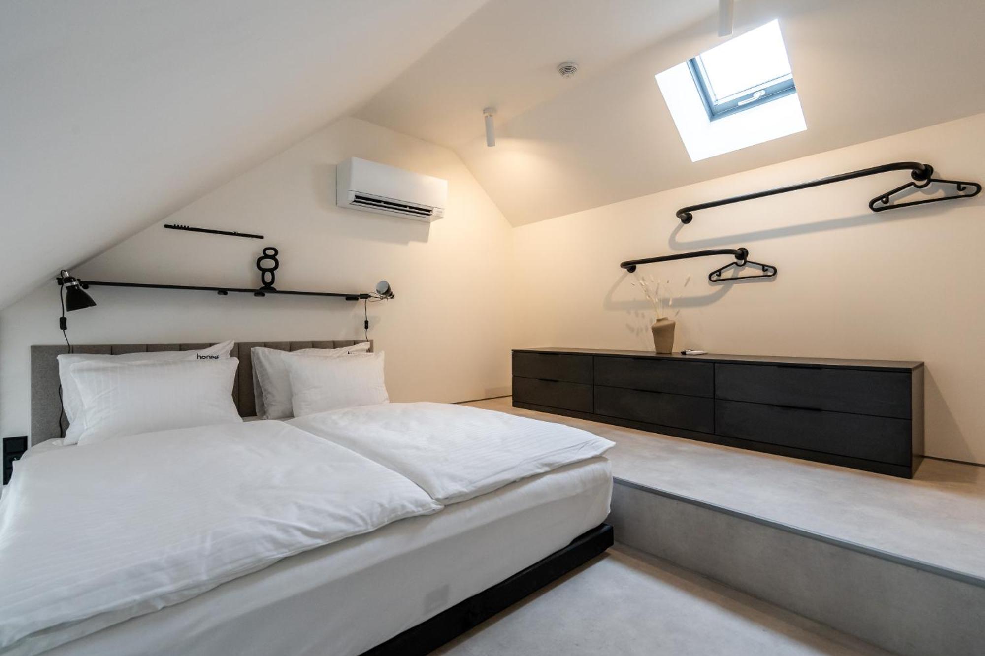 Honest Karlin Aparthotel Прага Екстериор снимка