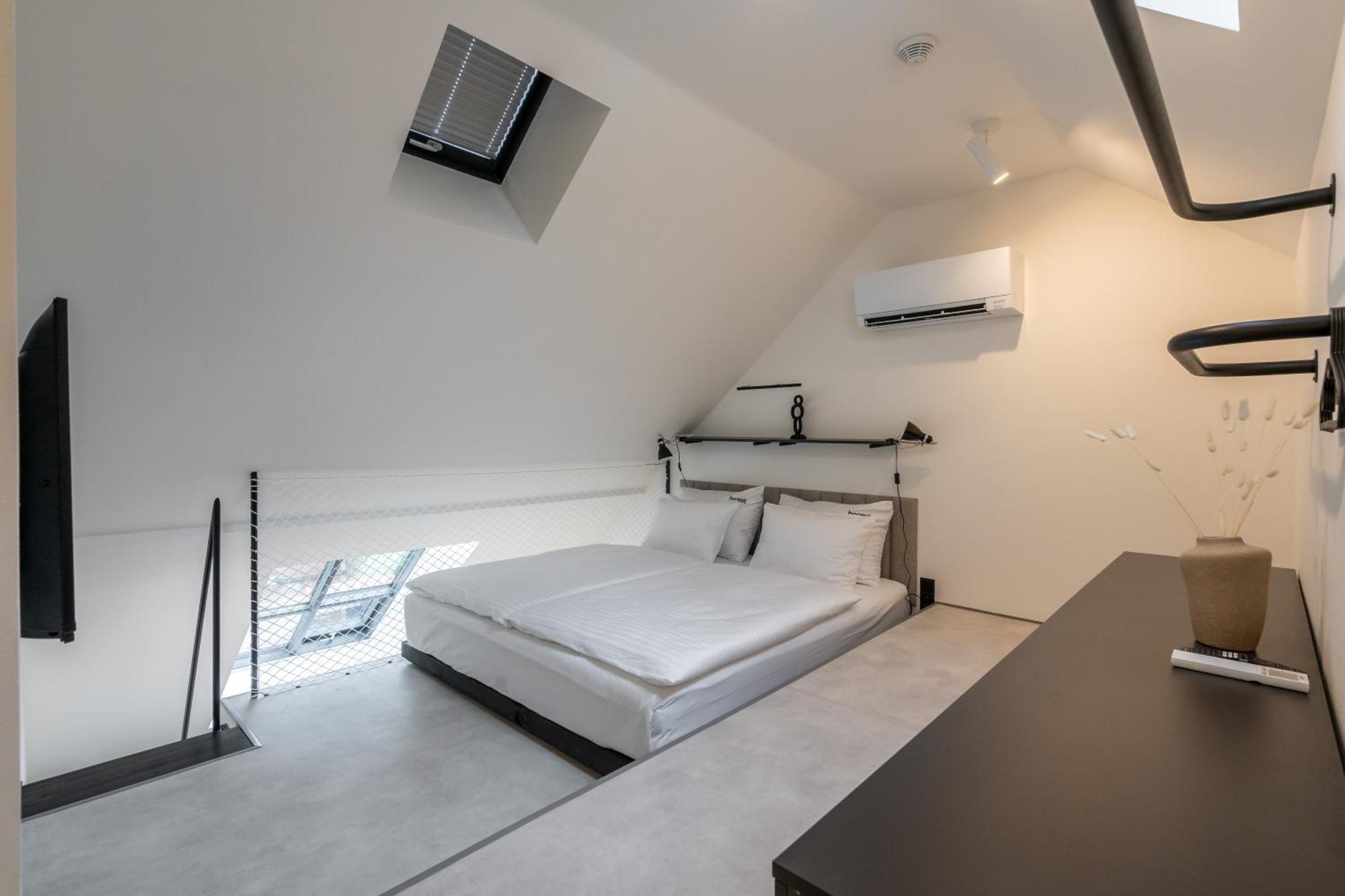 Honest Karlin Aparthotel Прага Стая снимка