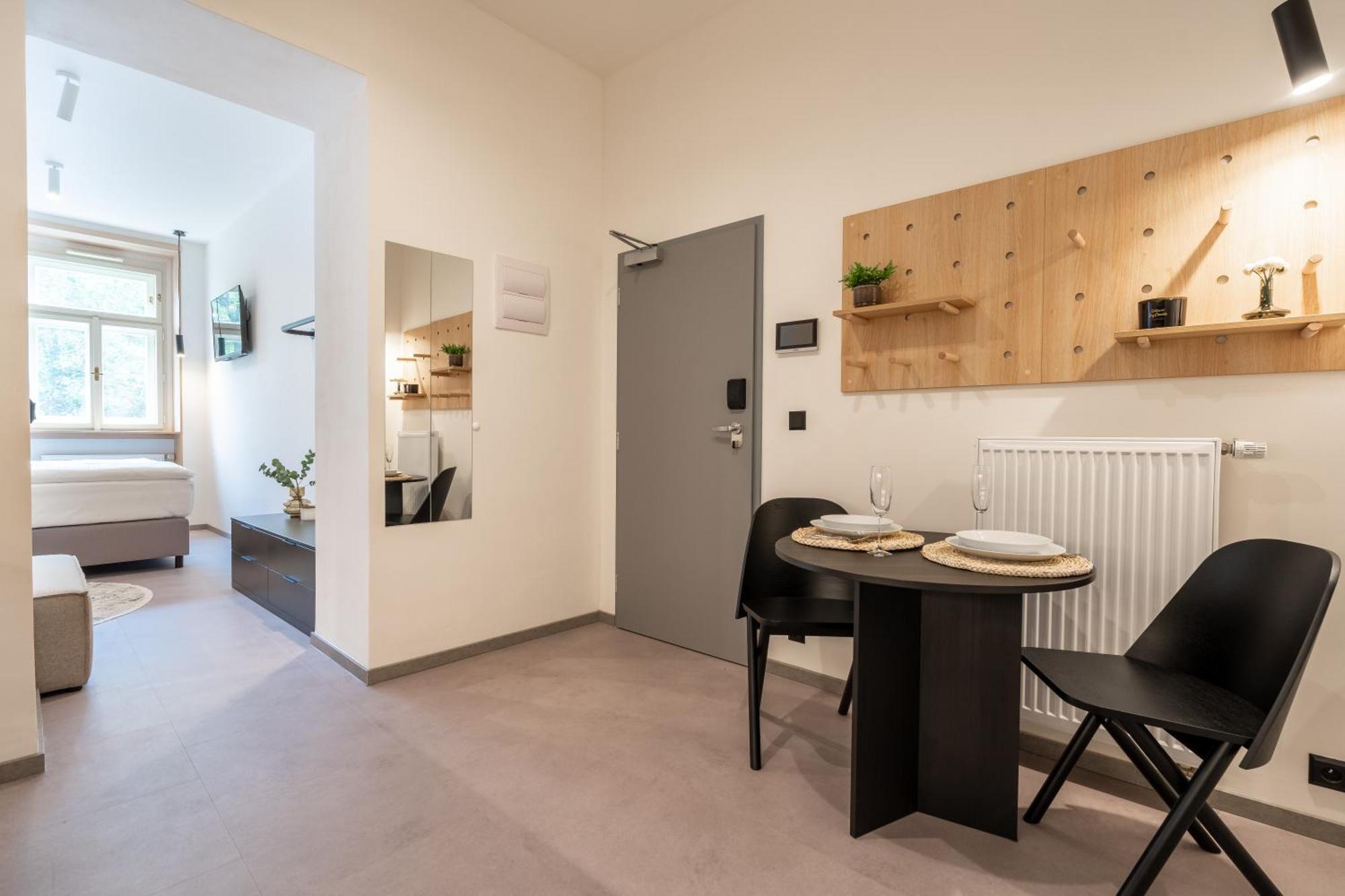 Honest Karlin Aparthotel Прага Стая снимка