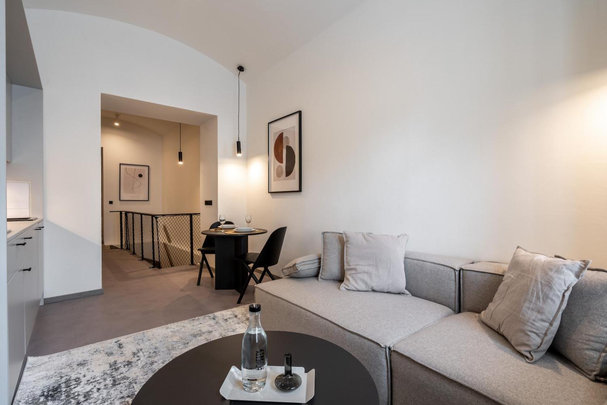 Honest Karlin Aparthotel Прага Екстериор снимка