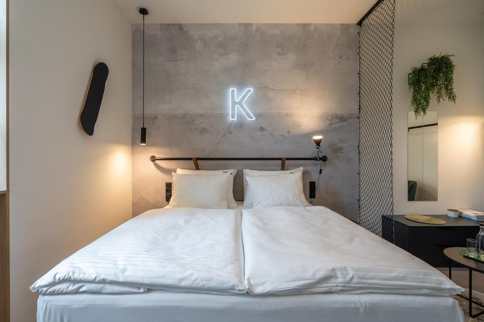 Honest Karlin Aparthotel Прага Стая снимка