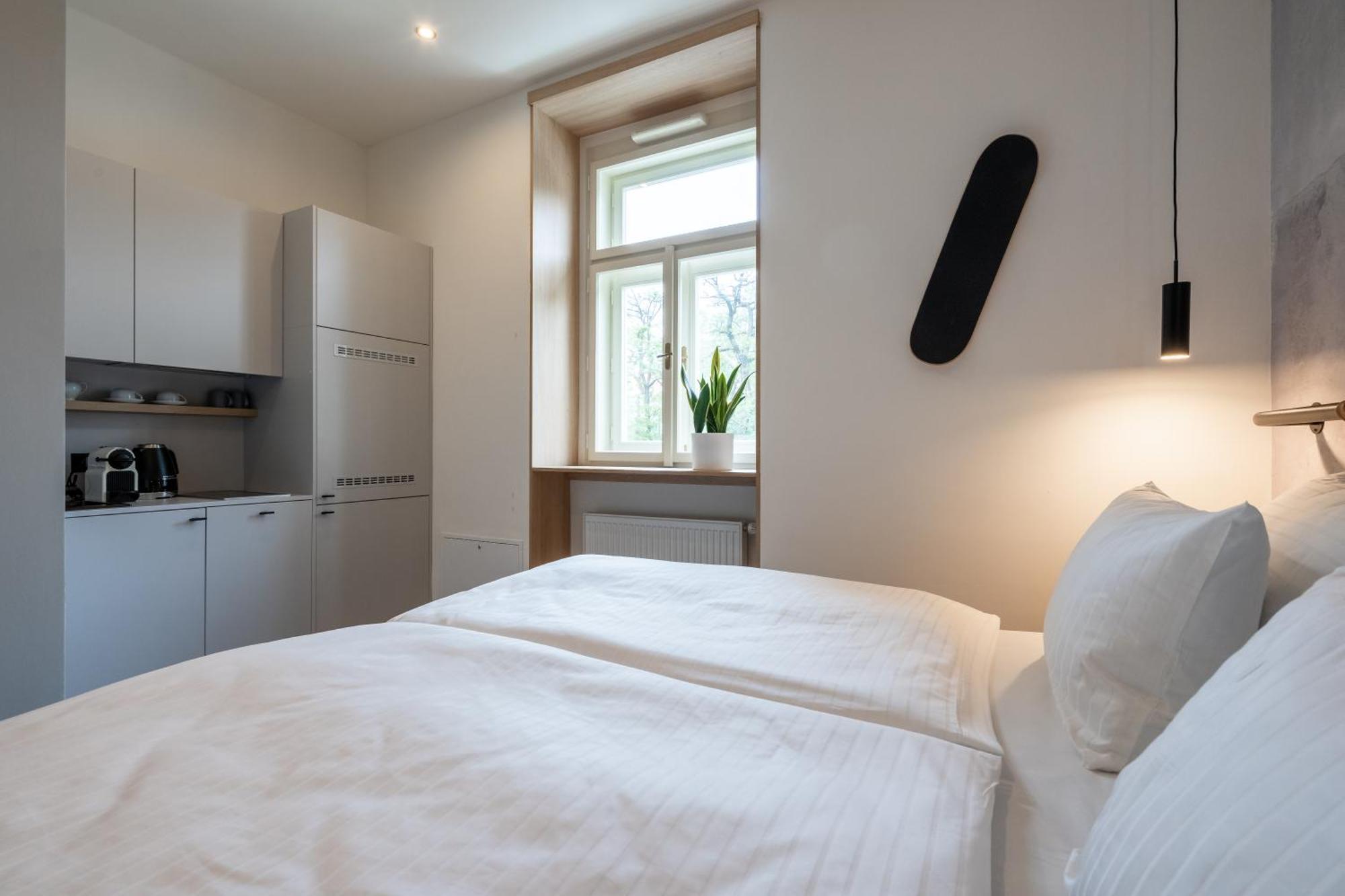 Honest Karlin Aparthotel Прага Екстериор снимка