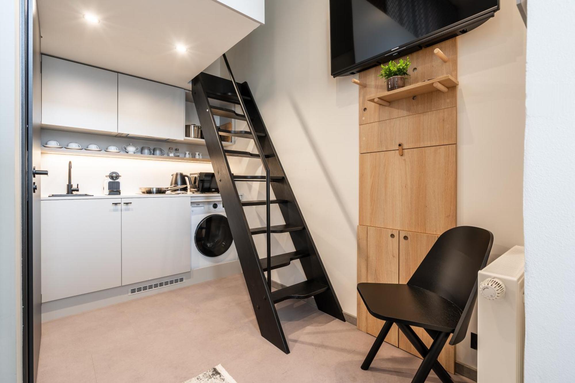 Honest Karlin Aparthotel Прага Екстериор снимка
