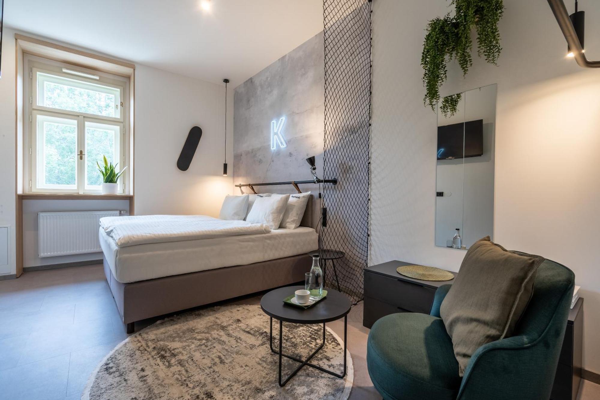 Honest Karlin Aparthotel Прага Екстериор снимка