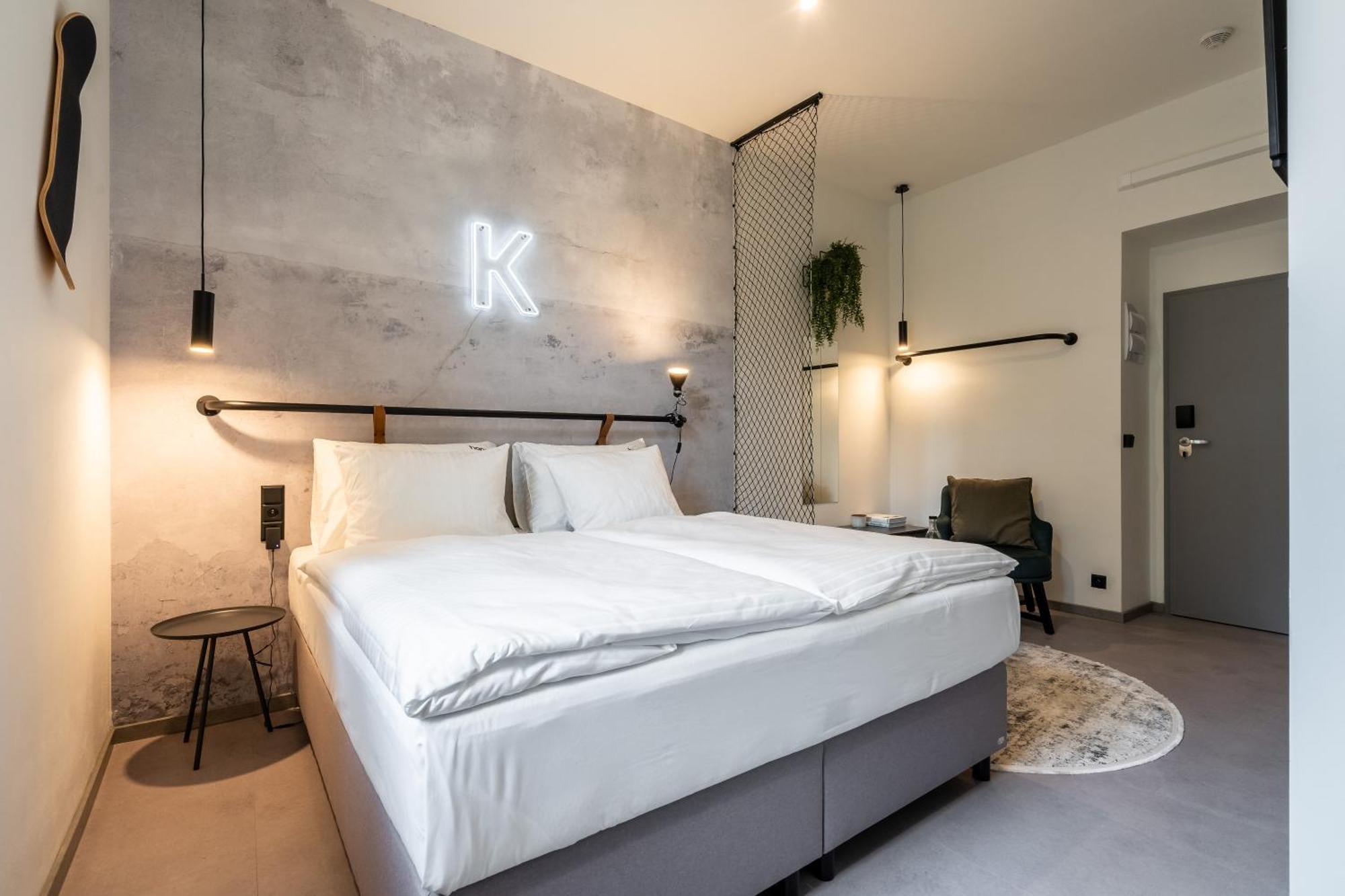 Honest Karlin Aparthotel Прага Екстериор снимка