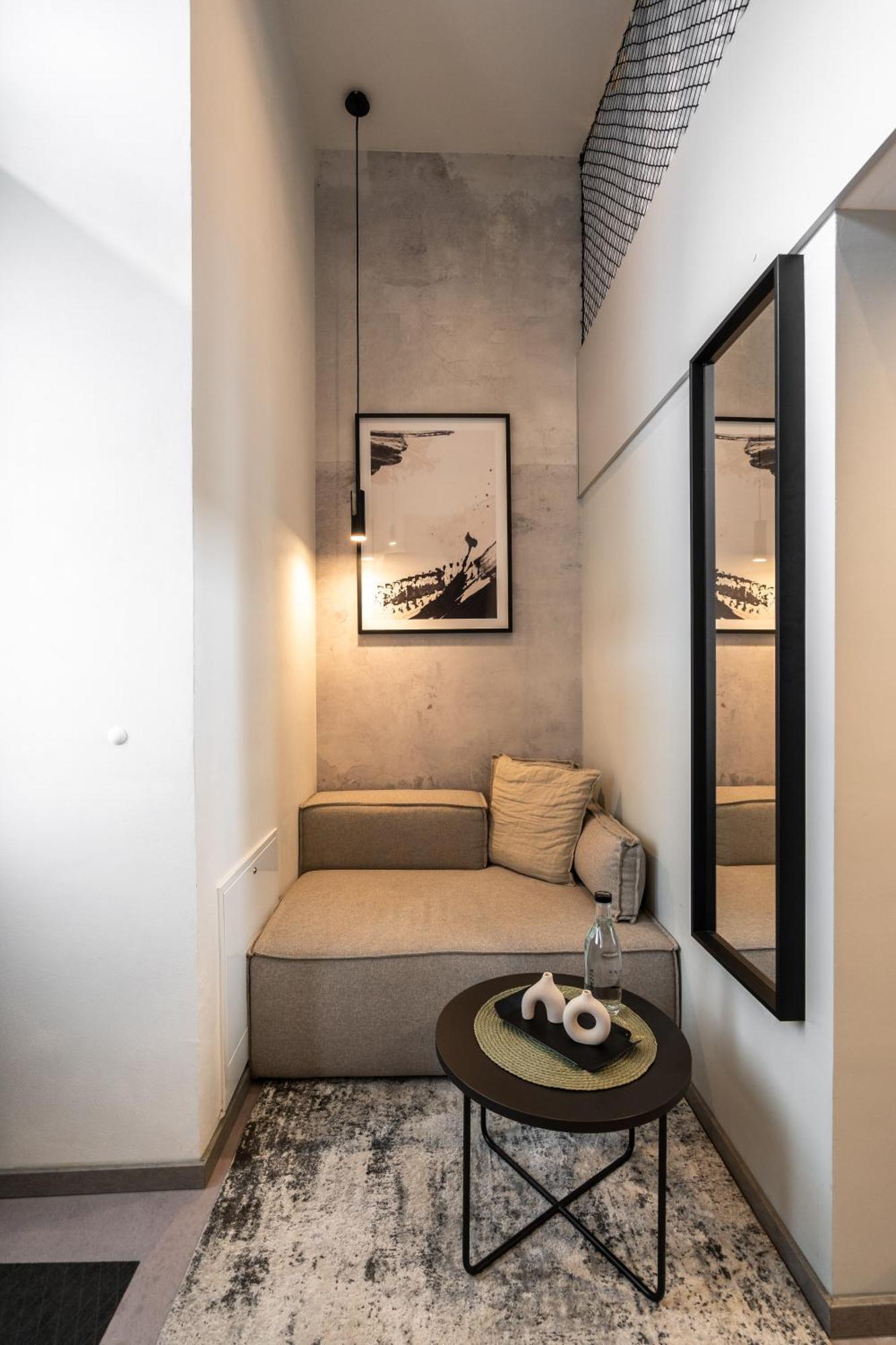Honest Karlin Aparthotel Прага Екстериор снимка