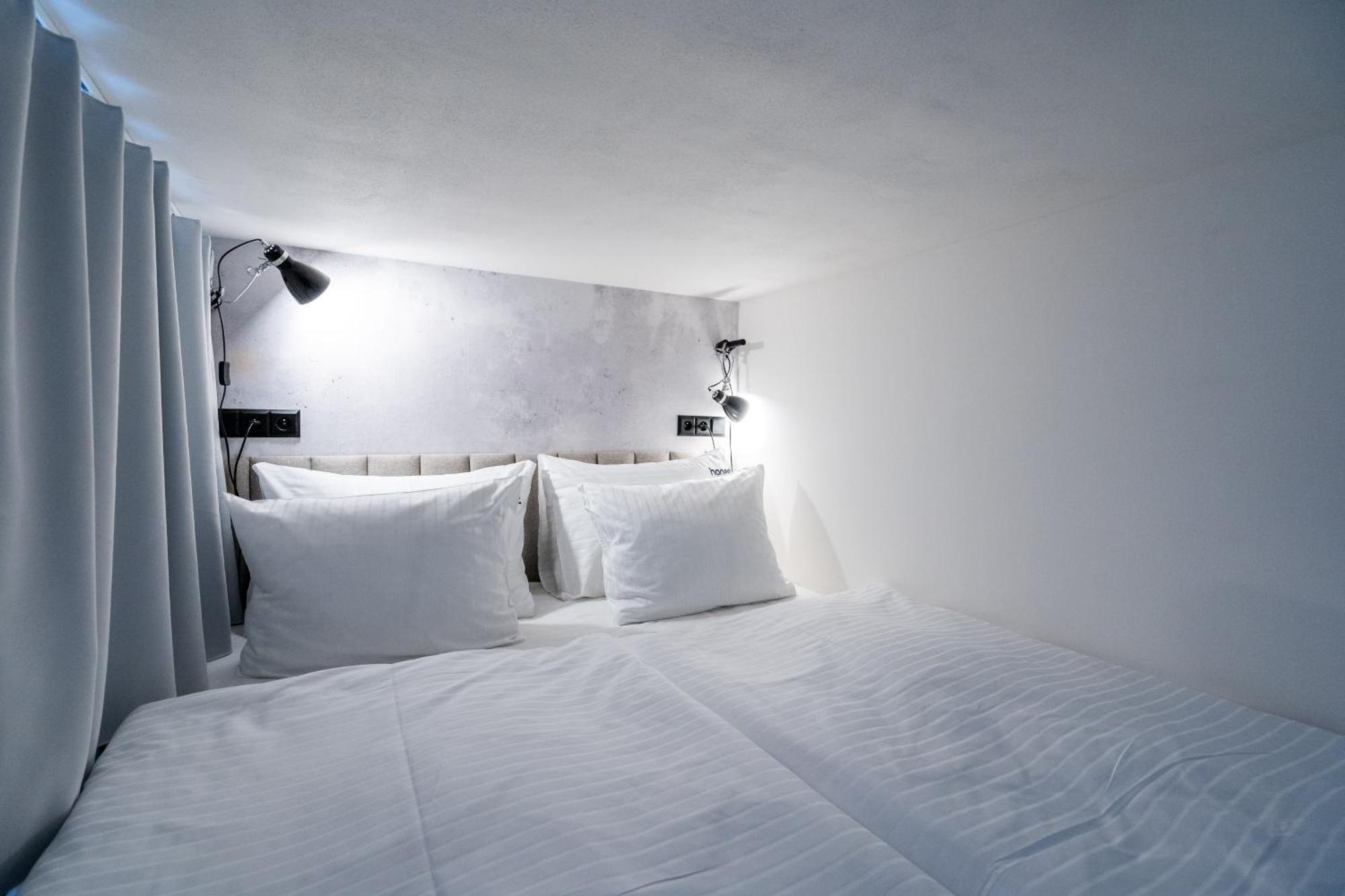 Honest Karlin Aparthotel Прага Екстериор снимка