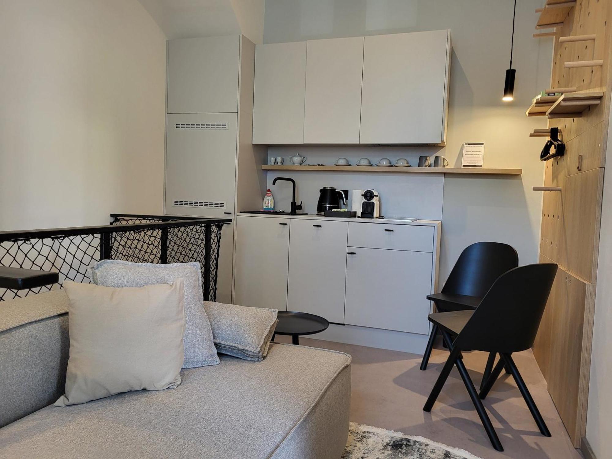 Honest Karlin Aparthotel Прага Стая снимка