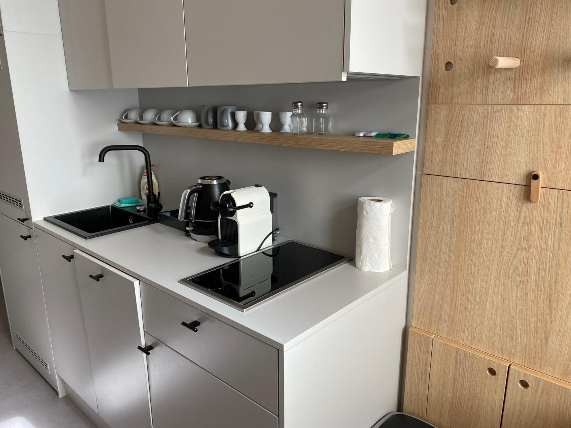 Honest Karlin Aparthotel Прага Стая снимка
