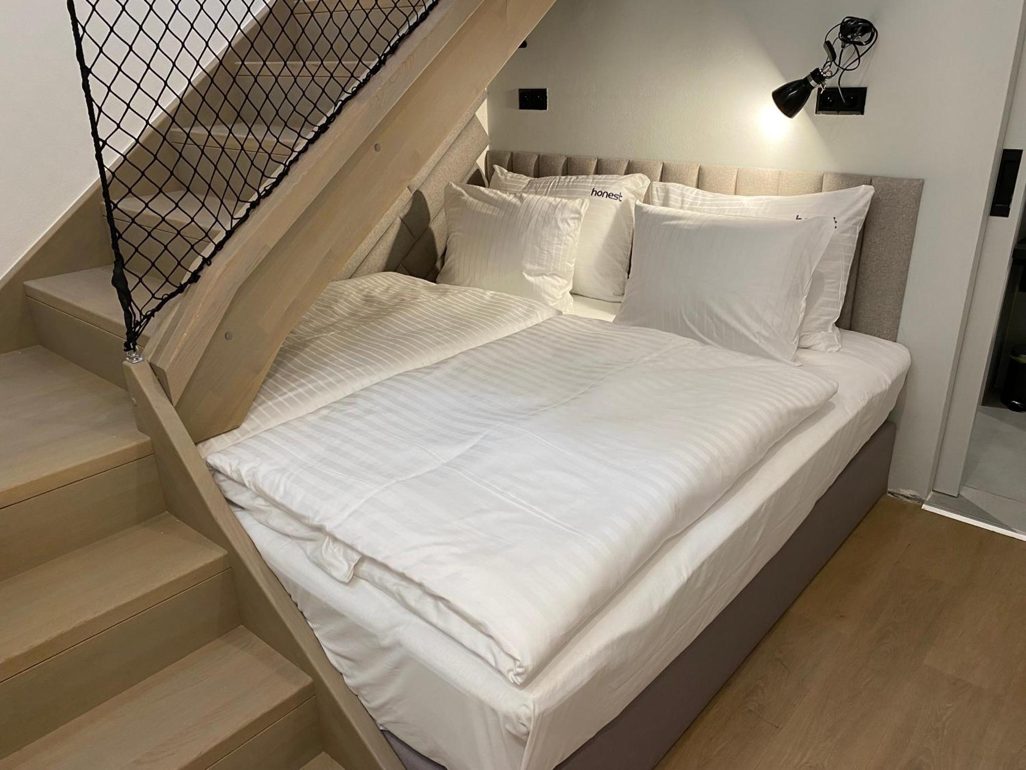 Honest Karlin Aparthotel Прага Стая снимка
