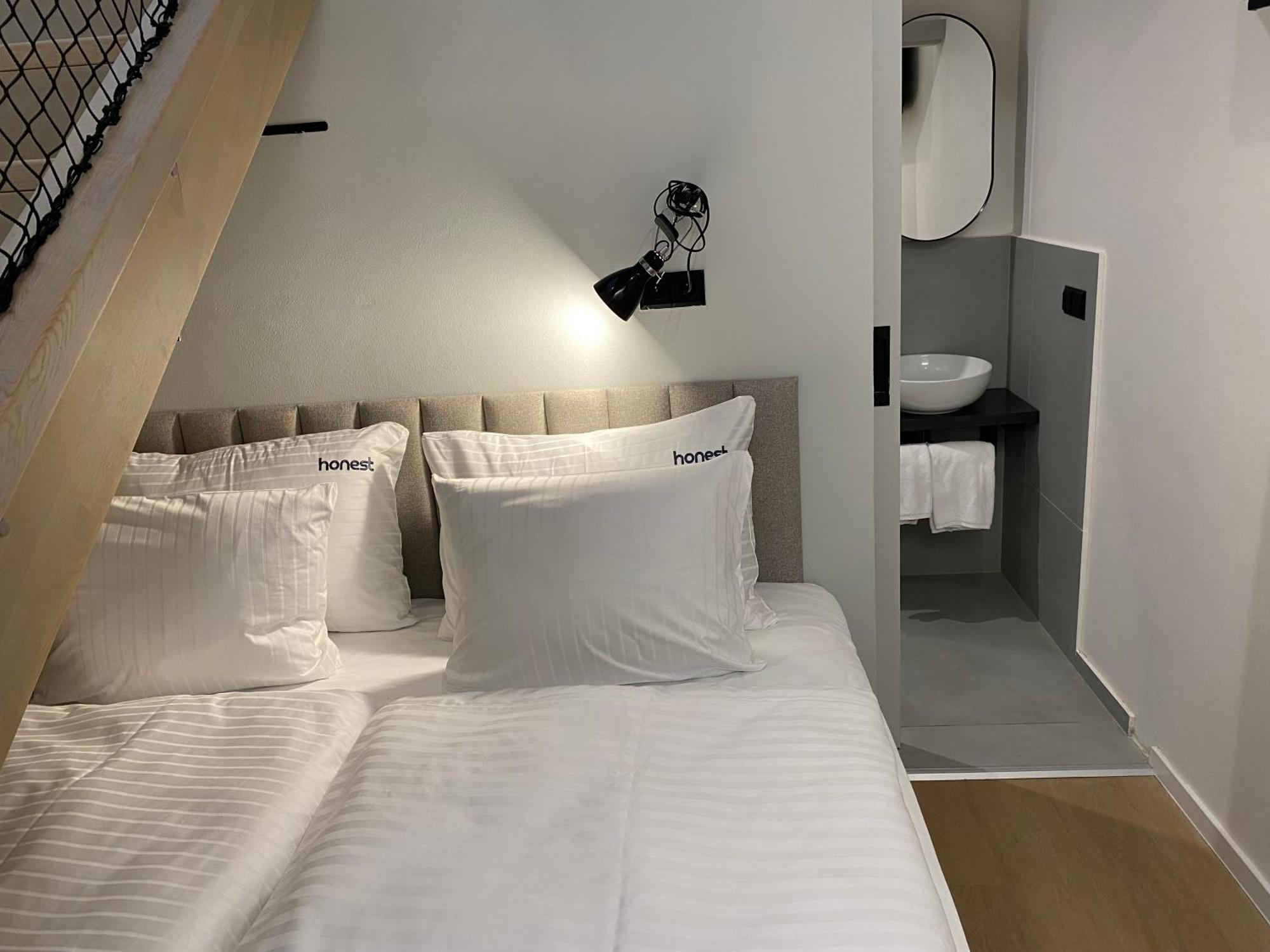 Honest Karlin Aparthotel Прага Стая снимка