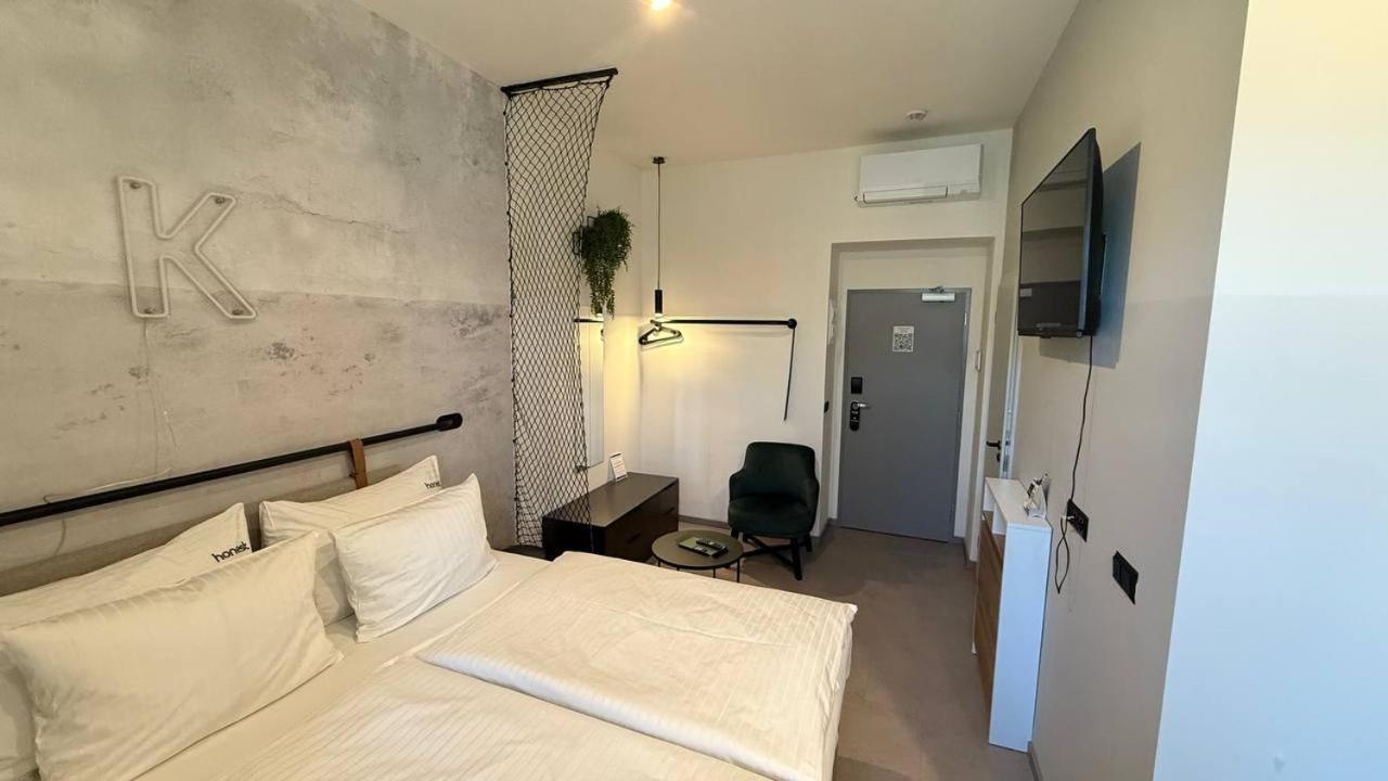 Honest Karlin Aparthotel Прага Екстериор снимка